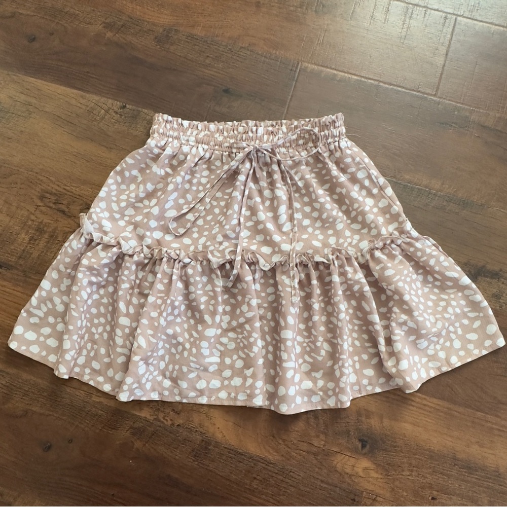 Beige and white skirt. Stretchy waistband with a nonfunctional drawstring.